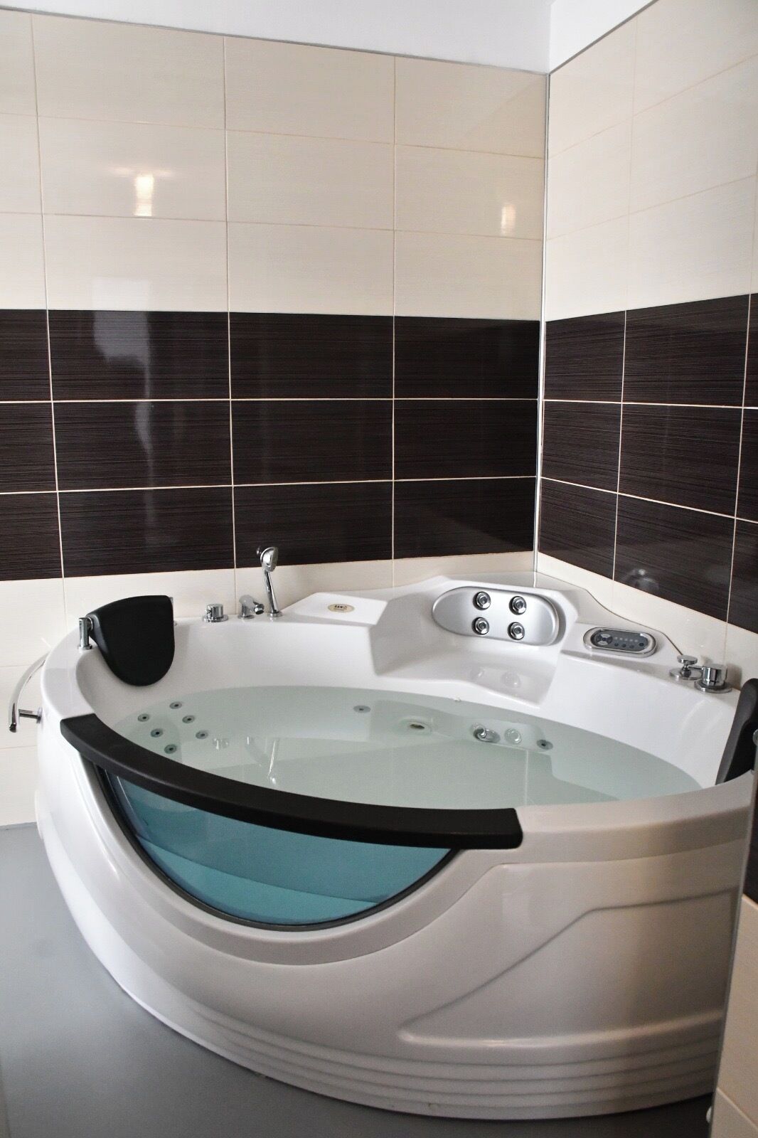 Quarto casal luxo, vista para a cidade | Banheiro | Toalhas de banho, sabonete, shampoo, papel higiênico