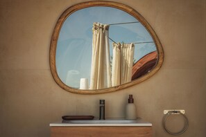Ducha, bañera de hidromasaje, secador de pelo y toallas