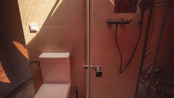 Douche, baignoire Ă jets, sĂšche-cheveux, serviettes fournies