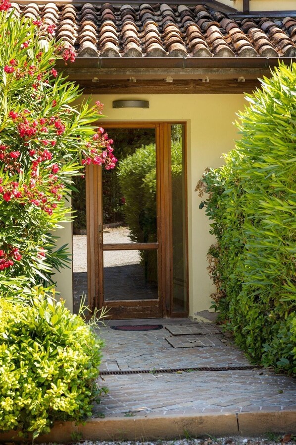 Exterior detail - Cozy apartment in a beachfront building, just 10 minutes from the beach (Ponte Tavollo)