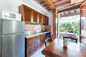 Private kitchen - Cozy apartment in a beachfront building, just 10 minutes from the beach (Ponte Tavollo)