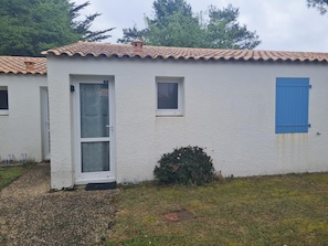 Exterior detail - Single-story home in a gated community with a pool and private parking space (Dolus-d'Oléron)