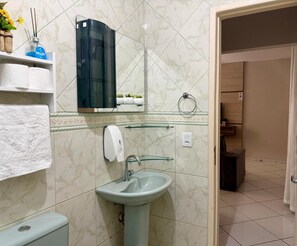 Chuveiro, secador de cabelo, toalhas de banho, sabonete