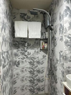 Een douche, een haardroger, een bidet, handdoeken