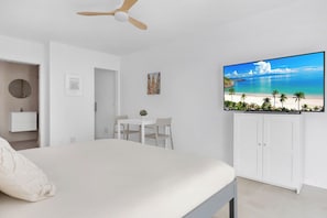 1 bedroom, iron/ironing board, Internet, bed sheets - New boutique studio with kitchen, bathroom, and patio (Las Lagunas de Mijas)