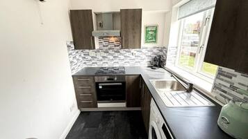 Lemari es, microwave, oven, dan kompor