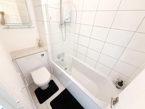 A bathroom with a toilet, a shower, and a bathtub. - 1 bed - Sleeps 4 - Free Parking & Wifi (Redhill)