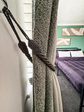 Room - 1 bed - Sleeps 4 - Free Parking & Wifi (Redhill)
