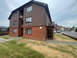 Exterior - 1 bed - Sleeps 4 - Free Parking & Wifi (Redhill)