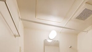 Ein Badezimmer mit Toilette, Waschbecken und Badewanne.