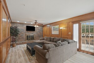 House, 4 Bedrooms | Living area