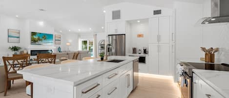 House, 4 Bedrooms | Private kitchen | Fridge, oven, coffee/tea maker, toaster