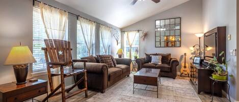 Maison, 3 chambres | Coin séjour | TV connectée