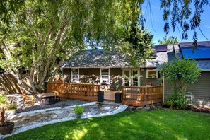A house with a deck, outdoor seating, and a stone pathway. - Easy Stay 3 Bedroom Home (Hood River)