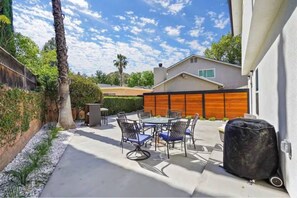 Outdoor dining - Private Santa Clarita Retreat w/ Patio Slps 8 (Santa Clarita)