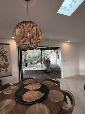 Dining - Cliff House- 6BR/4BA Avenue of the Giants Retreat-Hot Tub- Arcade- Fire Pit (Garberville)