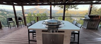 Eel River Retreat: Deck, Hot Tub & Evo Grill