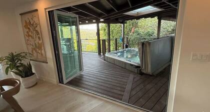 Eel River Retreat: Deck, Hot Tub & Evo Grill