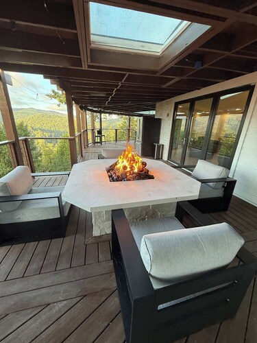 Cliff House- Avenue of the Giants- 6BD/4BA, Fire Pit, 2000 SF Deck with Views!