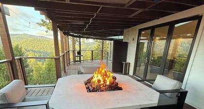 Cliff House- Avenue of the Giants- 6BD/4BA, Fire Pit, 2000 SF Deck with Views!