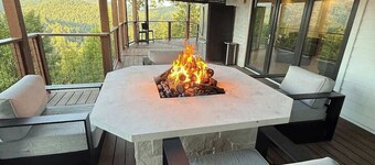 Cliff House- Avenue of the Giants- 6BD/4BA, Fire Pit, 2000 SF Deck with Views!