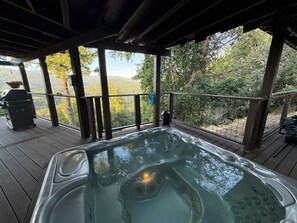 Outdoor spa tub - Cliff House- 6BR/4BA Avenue of the Giants Retreat-Hot Tub- Arcade- Fire Pit (Garberville)