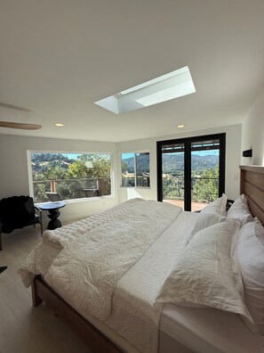 Room - Cliff House- 6BR/4BA Avenue of the Giants Retreat-Hot Tub- Arcade- Fire Pit (Garberville)