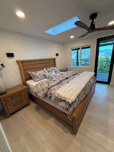 Cliff House- Avenue of the Giants- 6BD/4BA, Fire Pit, 2000 SF Deck with Views!