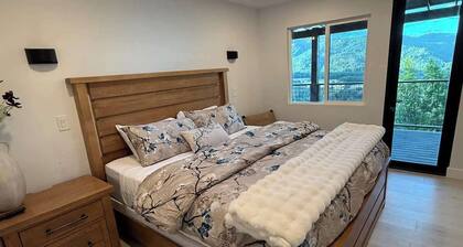Cliff House- Avenue of the Giants- 6BD/4BA, Fire Pit, 2000 SF Deck with Views!