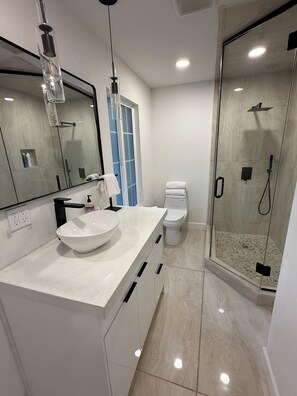 Bathroom - Cliff House- 6BR/4BA Avenue of the Giants Retreat-Hot Tub- Arcade- Fire Pit (Garberville)