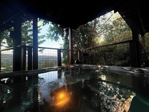 Cliff House- Avenue of the Giants- 6BD/4BA, Fire Pit, 2000 SF Deck with Views!