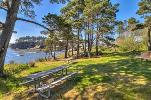 Outdoor dining - Ocean-View Attached Townhomes; New Construction! (Depoe Bay)