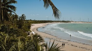 Am Strand, Liegestühle, Sonnenschirme, Strandtücher