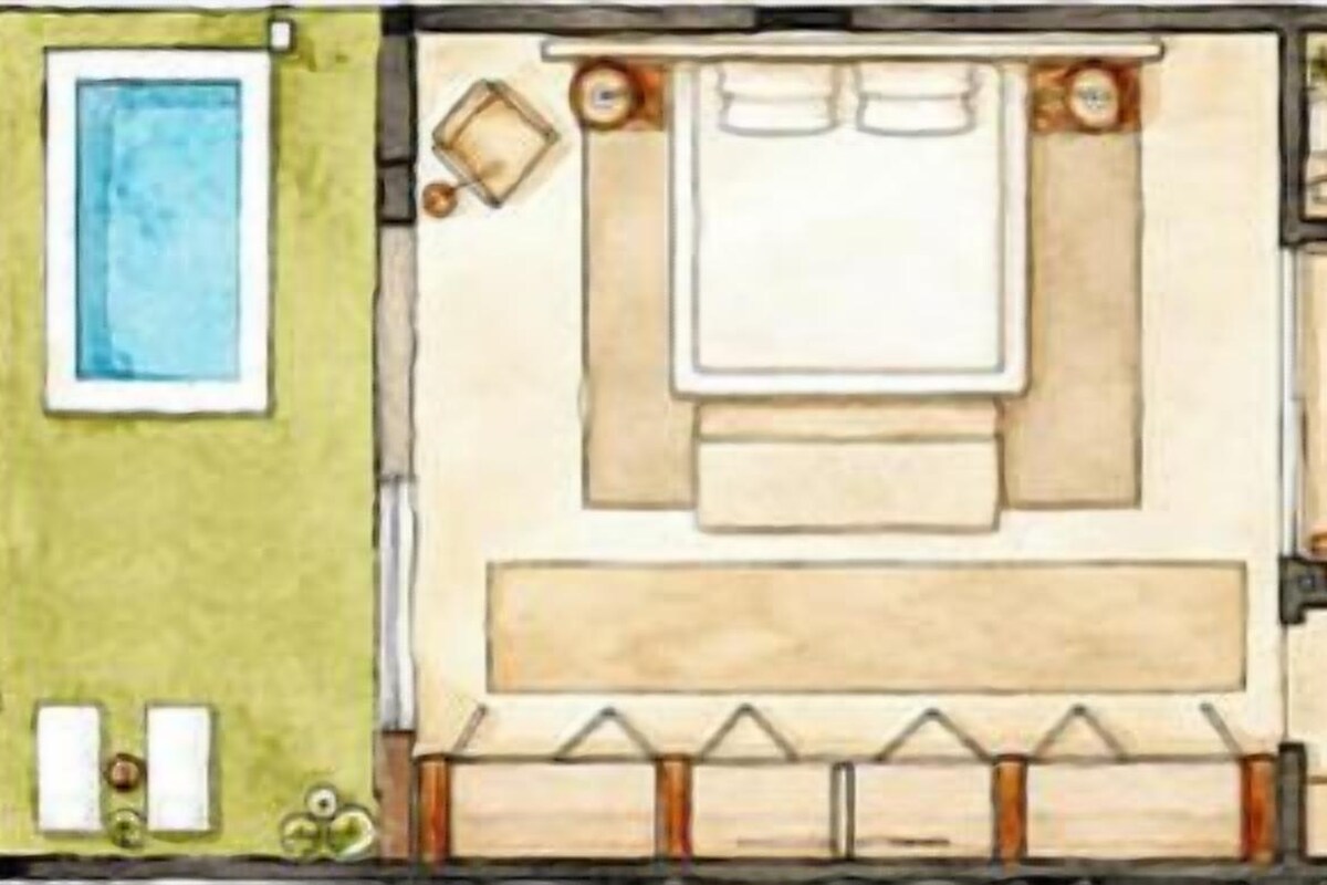 Plànol d'una habitació d'hotel amb llit, zona de seients, bany i piscina.