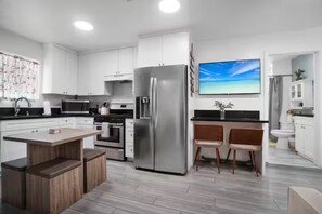 Private kitchen - Private Cozy Guest House w/ Parking Slps 4 (Santa Clarita)