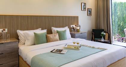 ELIVAAS Aranya Library Villas With Pool
