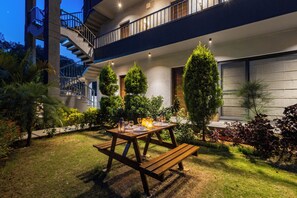 Outdoor dining - ELIVAAS Aranya Library Villas With Pool (Fatehpur Range)