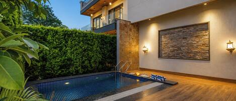 Deluxe Villa | Pool