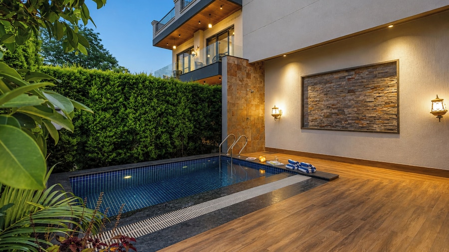 ELIVAAS Aranya Library Villas With Pool
