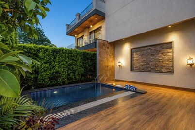ELIVAAS Aranya Library Villas With Pool