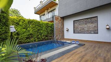 Deluxe Villa | Pool | Outdoor pool