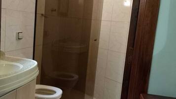 Ducha, artículos de higiene personal gratuitos y secador de pelo