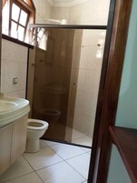 Un baño con ducha, inodoro y lavamanos.