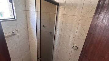 Ducha, artículos de higiene personal gratuitos y secador de pelo