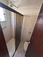 Ducha, secador de pelo, toallas, jabón