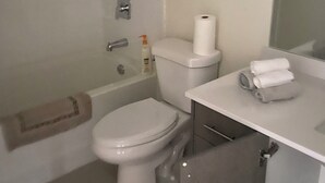 A bathroom with a toilet, a bathtub, and a sink. - 🛏️ Modern Private Room with Ensuite – 2 Min Walk to Vaughan Mills! (Vaughan)