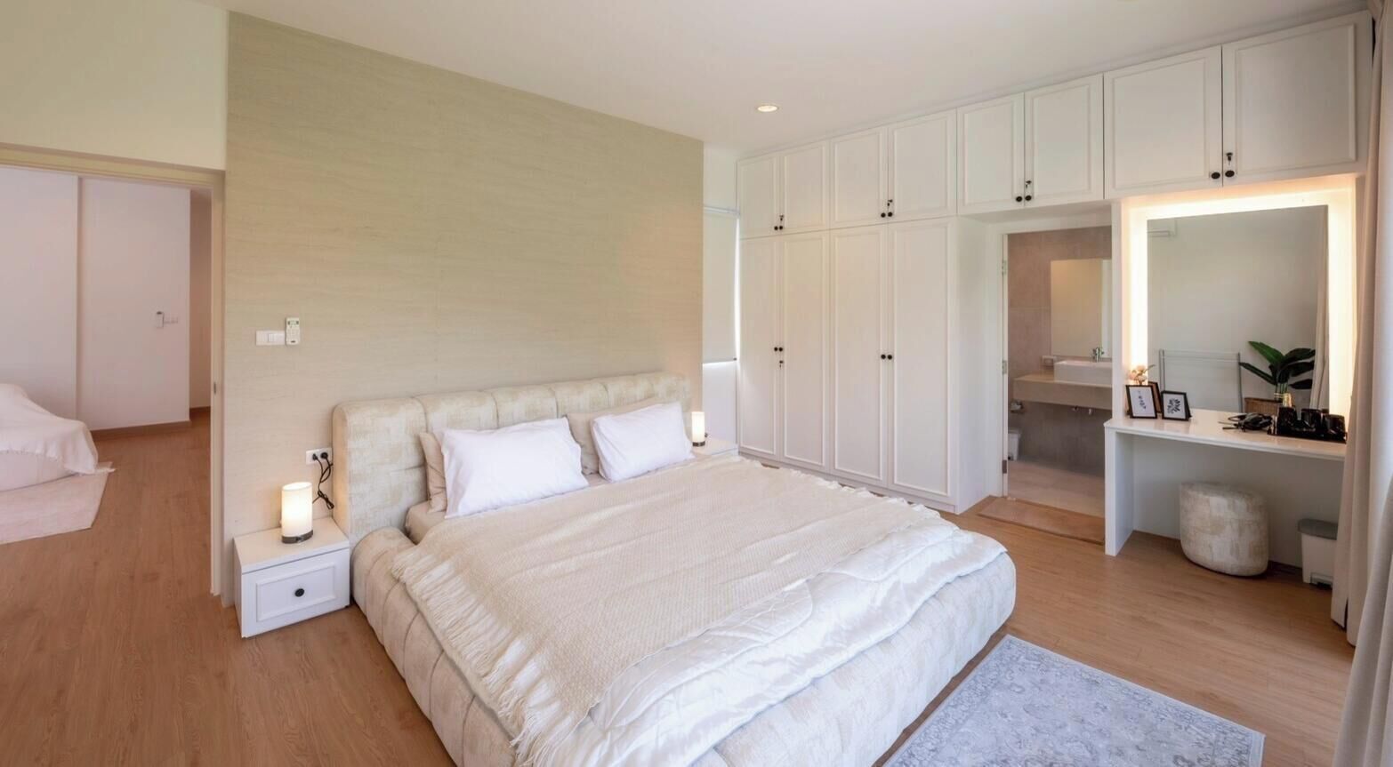 3 habitaciones, tabla de planchar con plancha, wifi y ropa de cama 