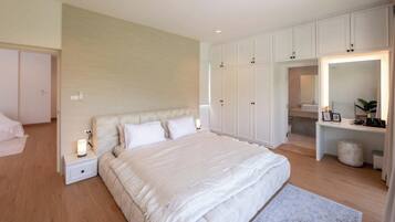 3 habitaciones, tabla de planchar con plancha, wifi y ropa de cama