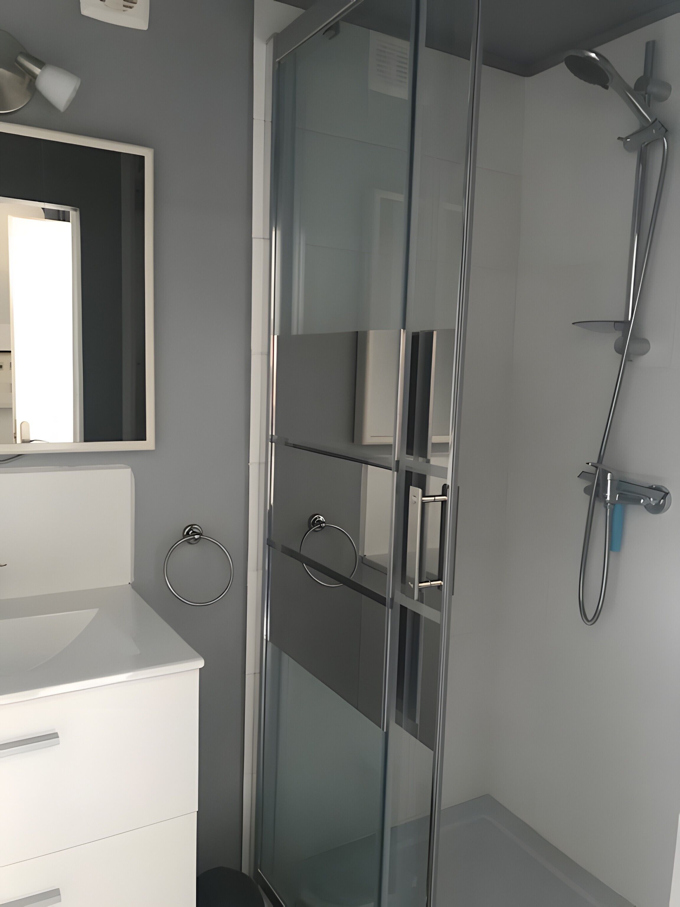 Een douche, een haardroger, handdoeken