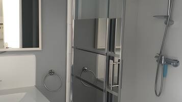 Een douche, een haardroger, handdoeken